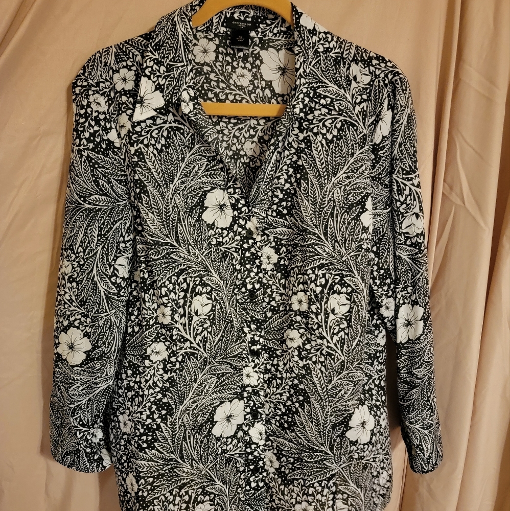 Ann Taylor Black and White Floral Print Button Down Long Sleeved Top Size 18